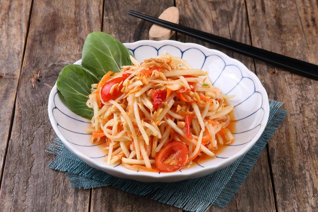 Green papaya salad with dried shrimp, tomato and lime