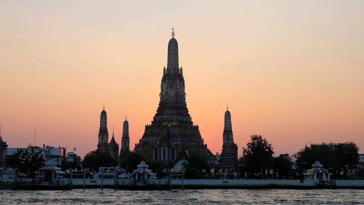 Wat Arun in Bangkok at sunset