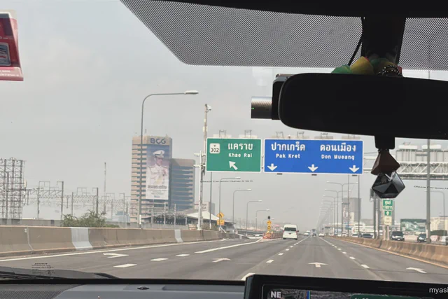 Expressway signs pointing toward Don Mueang in northern Bangkok