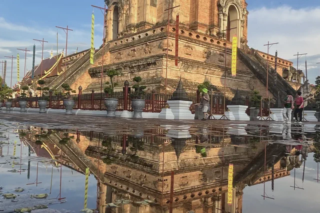 Wat Chedi Luang and its weathered chedi in warm evening light