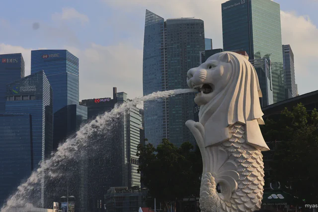 The Merlion fountain with Singapore's downtown skyline behind it